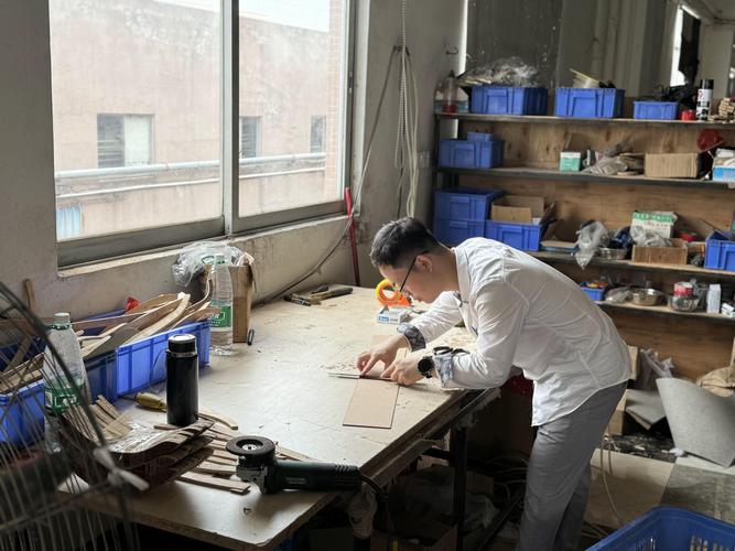 揭秘证件制作师傅的压箱底经验：专业证件制作避坑指南与批量定制全流程解析