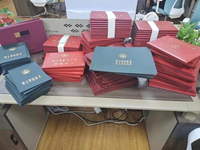 整齐排列的批量成品证件展示
