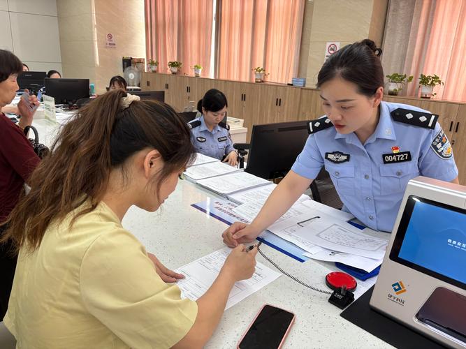 工作人员加急制作证件